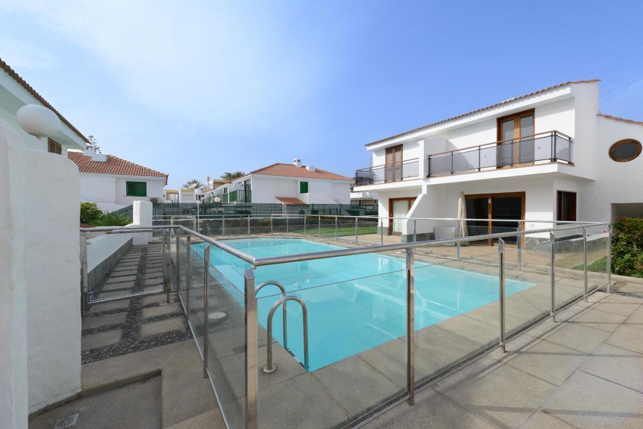 Bonito bungalow con piscina junto a la playa San Bartolomé Esterno foto